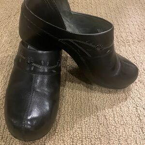 Dansko Sausalito Clogs with flower detail, black, EU 39 (US 8.5-9).